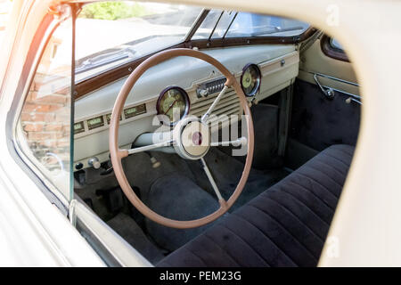 Nowosibirsk, Russland - 06.07.2018: Instrumente und der alten russischen Auto der Oberklasse, in der Sowjetunion Schwarz GAZ M-20 pob freigegeben Stockfoto