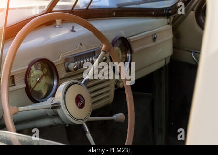 Nowosibirsk, Russland - 06.07.2018: Instrumente und der alten russischen Auto der Oberklasse, in der Sowjetunion Schwarz GAZ M-20 pob freigegeben Stockfoto