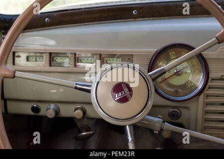 Nowosibirsk, Russland - 06.07.2018: Instrumente und der alten russischen Auto der Oberklasse, in der Sowjetunion Schwarz GAZ M-20 pob freigegeben Stockfoto
