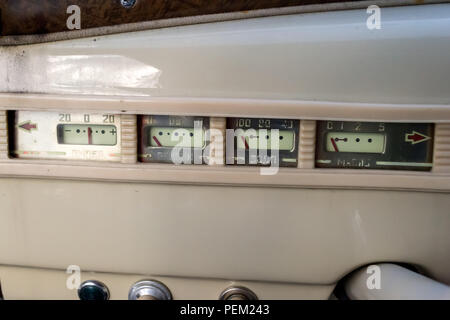 Nowosibirsk, Russland - 06.07.2018: Instrumente und der alten russischen Auto der Oberklasse, in der Sowjetunion Schwarz GAZ M-20 pob freigegeben Stockfoto