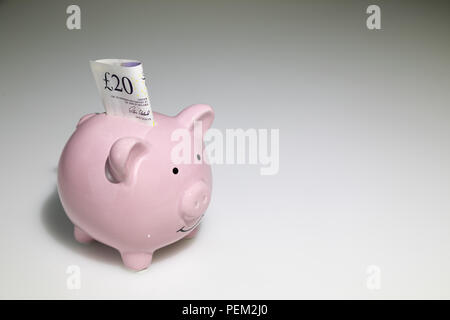 20 Pfund Sterling in einem Sparschwein Stockfoto