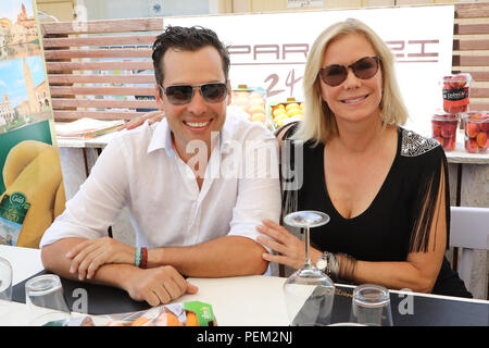 Katherine Kelly Lang und ihr Freund Dominique Zoida ihr Mittagessen in "Paparazzi 242' mit: Katherine Kelly Lang, Dominique Zoida Wo: Mailand, Italien Wann: 14 Aug 2018 Quelle: IPA/WENN.com ** Nur für die Veröffentlichung in Großbritannien, den USA, Deutschland, Österreich, Schweiz ** verfügbar Stockfoto