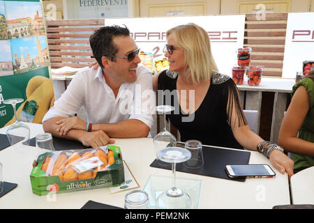 Katherine Kelly Lang und ihr Freund Dominique Zoida ihr Mittagessen in "Paparazzi 242' mit: Katherine Kelly Lang, Dominique Zoida Wo: Mailand, Italien Wann: 14 Aug 2018 Quelle: IPA/WENN.com ** Nur für die Veröffentlichung in Großbritannien, den USA, Deutschland, Österreich, Schweiz ** verfügbar Stockfoto