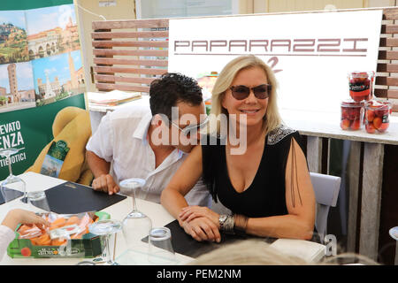 Katherine Kelly Lang und ihr Freund Dominique Zoida ihr Mittagessen in "Paparazzi 242' mit: Katherine Kelly Lang, Dominique Zoida Wo: Mailand, Italien Wann: 14 Aug 2018 Quelle: IPA/WENN.com ** Nur für die Veröffentlichung in Großbritannien, den USA, Deutschland, Österreich, Schweiz ** verfügbar Stockfoto