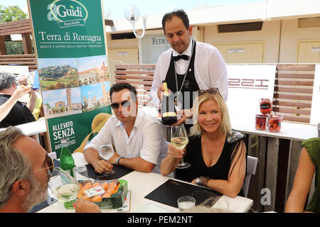 Katherine Kelly Lang und ihr Freund Dominique Zoida ihr Mittagessen in "Paparazzi 242' mit: Katherine Kelly Lang, Dominique Zoida Wo: Mailand, Italien Wann: 14 Aug 2018 Quelle: IPA/WENN.com ** Nur für die Veröffentlichung in Großbritannien, den USA, Deutschland, Österreich, Schweiz ** verfügbar Stockfoto