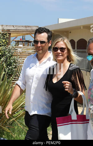 Katherine Kelly Lang und ihr Freund Dominique Zoida ihr Mittagessen in "Paparazzi 242' mit: Katherine Kelly Lang, Dominique Zoida Wo: Mailand, Italien Wann: 14 Aug 2018 Quelle: IPA/WENN.com ** Nur für die Veröffentlichung in Großbritannien, den USA, Deutschland, Österreich, Schweiz ** verfügbar Stockfoto