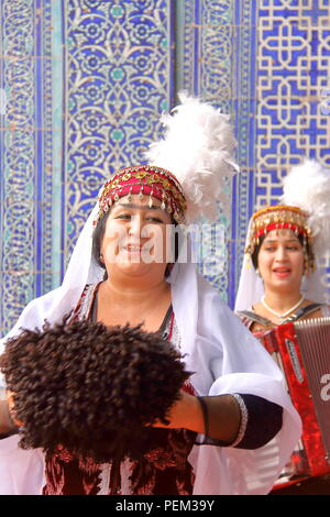 Chiwa, Usbekistan - Mai 4, 2011: traditionelle usbekische Musiker bei Tosh Hovli Palace Stockfoto