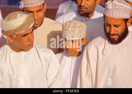 NIZWA, OMAN - Februar 3, 2012: Die Ziege Markt mit Omanischen Männer traditionell gekleidete Stockfoto