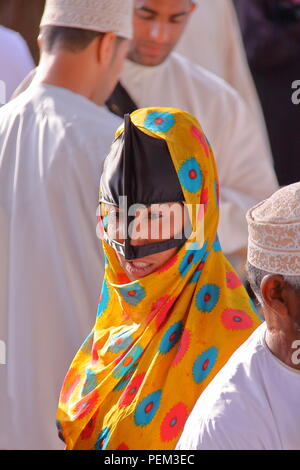 NIZWA, OMAN - Februar 3, 2012: Portrait eines Beduinen omanische Frau traditionell gekleidete Teilnahme an der Ziege Markt Stockfoto