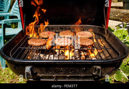 Hotdogs und Rindfleisch Hamburger Sommer Grill Grillen Stockfoto