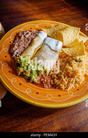 Authentische Mexikanische burrito und taquito Abendessen mit Reis und refried Pintobohnen Stockfoto