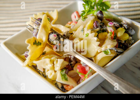 Frischen Mexikanischen schwarze Bohne Nudelsalat mit Koriander Mais, Tomaten und Oliven Stockfoto