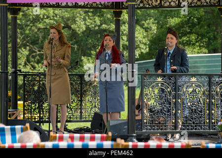 Live-musik auf der Bühne die Bühne durch die Gruppe von 3 Sängerinnen (Trio) in vintage Kostüm - RHS Chatsworth Flower Show, Derbyshire, England, Großbritannien Stockfoto