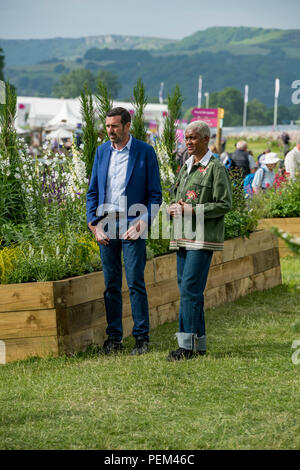 Adam Frost & Arit Anderson 2 prominenten Moderatoren, Aufnahme BBC-TV-Programm, die Gardener's Welt - RHS Chatsworth Flower Show, Derbyshire, England, Großbritannien Stockfoto