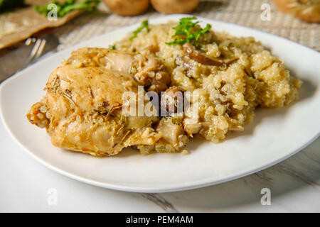 Herzhafte Hühnerkeule mit Pilz Quinoa und Spinat Stockfoto