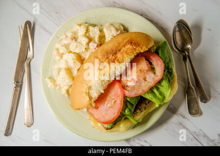 Gegrillte Provolone und Chicken Sandwich mit Kartoffelsalat Stockfoto