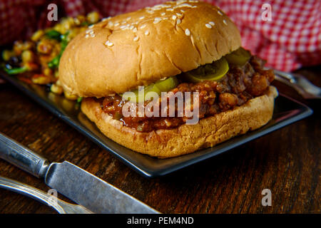 Amerikanische Sloppy Joe Sandwich mit bunten gegrilltem Mais Stockfoto