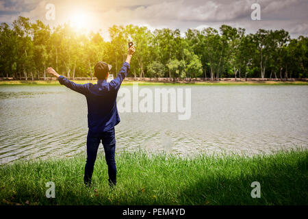 Telefon, Handy, smart, verwenden, Mann, Besitz, Zelle, Smartphone, Geschäft, Hand, Person, professionelle, Bildschirm, Technologie, Lifestyle, männlich, SMS, Anruf, Kommunikation, Fin Stockfoto