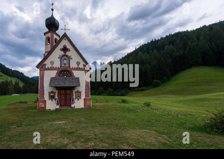 Die kleine Kirche St. Johann in Ranui, Südtirol. Stockfoto