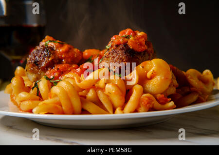 Spaghetti mit Fleischbällchen mit Nudeln und gehackter frischer Basilikum Stockfoto