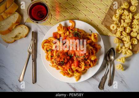 Spaghetti mit Fleischbällchen mit Nudeln und gehackter frischer Basilikum Stockfoto