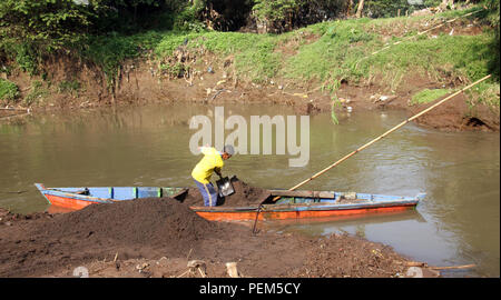 Flusssand miner Arbeiten an Lastkahn, Citarum Fluss, Bandung, Indonesien Stockfoto