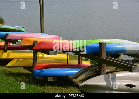 Bunte Kanus und Kajaks von Cordova State Park Stockfoto