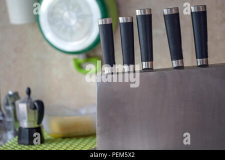 Serie von Küchenmessern mit blrred Hintergrund. Stockfoto