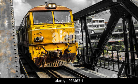 Landschaft Blick auf einem Bahnübergang der Kwai River Bridge, in der Nähe von Kanchanaburi in Thailand Stockfoto