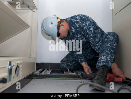 151215-N-HX 806-019 SAN DIEGO (31. 15, 2015) Operations Specialist 2. Klasse Cameron Fernandez bündige Schnitte Schrauben für Liegeplätze Schließfächer an Bord der Flugzeugträger USS Carl Vinson (CVN 70). Carl Vinson ist derzeit Leiter der Marineoperationen geplante schrittweise Verfügbarkeit (PIA) Zeitraum in ihren Heimathafen San Diego. (U.S. Marine Foto von Mass Communication Specialist Seaman Tom Tonthat/Freigegeben) Stockfoto