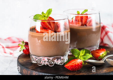 Schokolade Dessert Sahne und Erdbeeren im Glas. Stockfoto