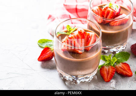 Schokolade Dessert Sahne und Erdbeeren im Glas. Stockfoto