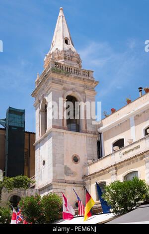 Italien Sizilien Monte Tauro berühmtesten Luxus Urlaubsort Taormina Kirche Chiesa di San Giuseppe spire Glockenturm Salesiani Don Bosco Flags Stockfoto