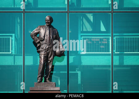 MANCHESTER, Großbritannien - 19 Mai 2018: Sir Matt Busby Bronzestatue im Stadion Old Trafford, das Zuhause von Manchester United Stockfoto