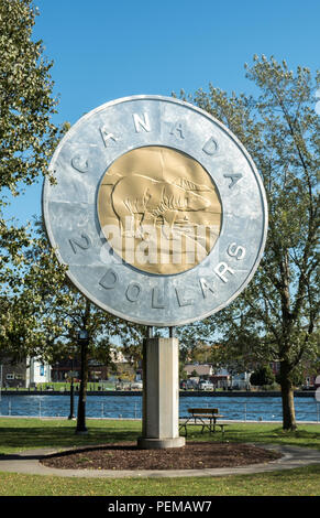 Die riesigen bimetall toonie oder zwei Dollar kanadische Münze in Campbellford Ontario Kanada. Stockfoto