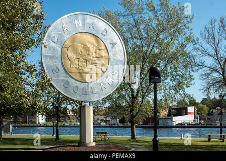 Die riesigen Kanadischen zwei Dollar Münze oder TOONIE können im Old Mill Park in Campbell ford Ontario Kanada gefunden werden. Stockfoto