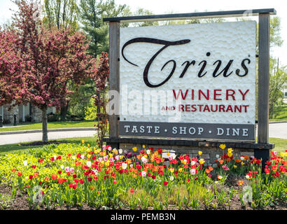 Trius Weingut und Restaurant anmelden, indem Tulpen am Eingang zu diesem beliebten Weingut in Niagara on the Lake Ontario Kanada umgeben. Stockfoto