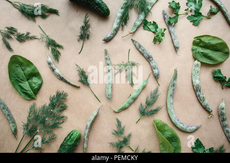 Mischung aus grünen und Gemüse Hintergrund. Eine Reihe von nützlichen Produkten. Gurke, Spinat, Salat, Dill und Bohnen liegen auf der Oberfläche. Stockfoto