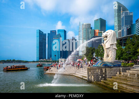 Singapur - 10. August 2018: Merlion Statue an der Marina Bay, ein Fabelwesen mit einem Lion's Head und den Körper der Fische Stockfoto