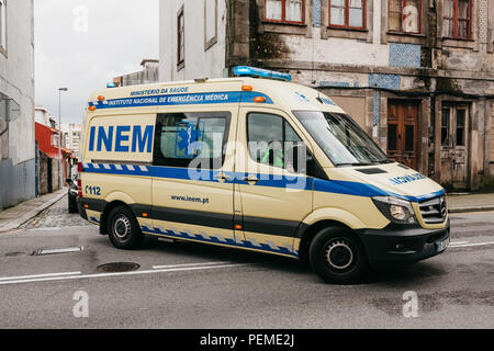 Portugal, Porto, 05. Mai 2018: Ein Krankenwagen auf der Straße der Stadt. Hilfe in Notfällen Rettungsdienst 112 Stockfoto