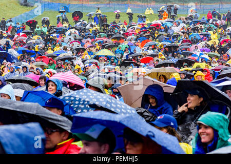 Masse trotzt Regen und Kälte in Edmonton Folk Music Festival, Edmonton, Alberta, Kanada. Stockfoto