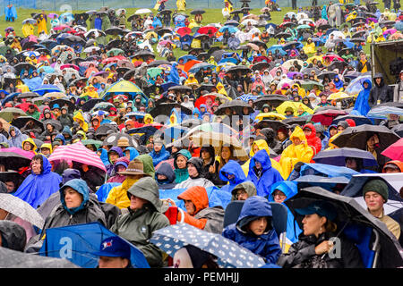 Masse trotzt Regen und Kälte in Edmonton Folk Music Festival, Edmonton, Alberta, Kanada. Stockfoto