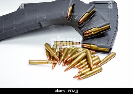 AR15 Full metal jacket Munition mit Zeitschriften geladen auf Weiß isoliert Stockfoto