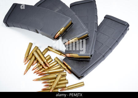 AR15 Full metal jacket Munition mit Zeitschriften geladen auf Weiß isoliert Stockfoto