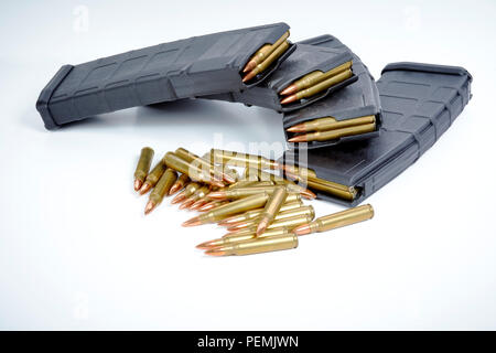 AR15 Full metal jacket Munition mit Zeitschriften geladen auf Weiß isoliert Stockfoto