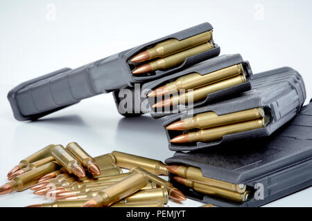 AR15 Full metal jacket Munition mit Zeitschriften geladen auf Weiß isoliert Stockfoto