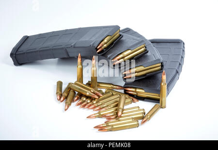 AR15 Full metal jacket Munition mit Zeitschriften geladen auf Weiß isoliert Stockfoto