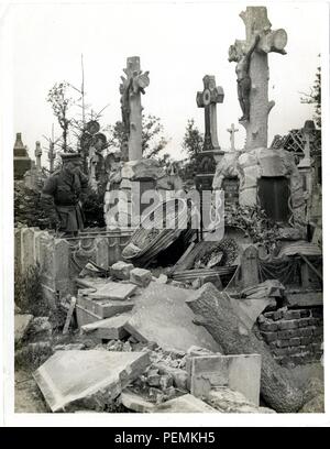 Französische Graves zertrümmert durch Deutsche Shell Feuer [Richebourg]. Fotograf H. D. Girdwood. Stockfoto