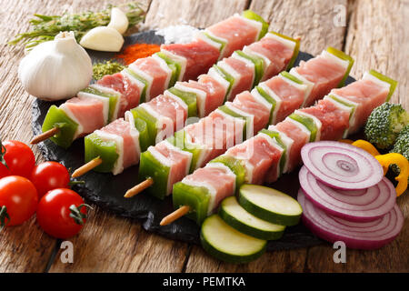 Raw Kebab aus Fleisch auf einem hölzernen Hintergrund mit Gemüse. Horizontale, rustikal Stockfoto