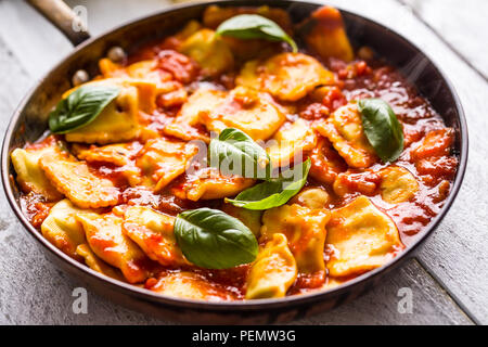 Italienische und mediterrane Küche pasta Ravioli in Tomatensoße und Basilikum. Stockfoto